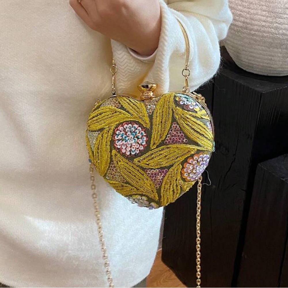 💐 Embellished Evening Bag 💐 - Picture 2 of 7